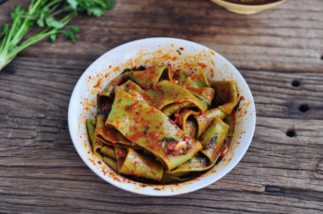 油泼菠菜手擀面