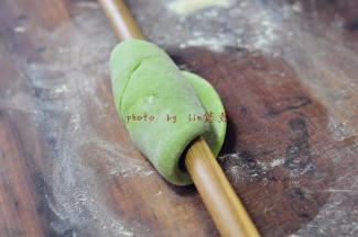 然后就可以卷起来擀了。