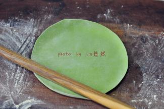 每次卷起来往前推的同时手要沿着面团在擀面杖上卷起来的边顺势再往擀面杖两端推开，展开圆面片后，擀面杖要顺时针往左挪一点再卷起来，这样能保证面片擀圆。