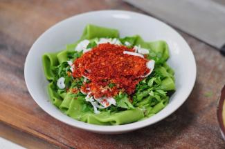 面条煮熟捞出，放上香菜、大葱、辣椒面、十三香粉。