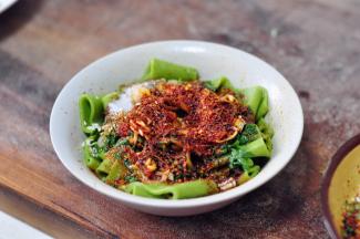 油烧热后浇上去，然后调入适量生抽、醋、盐和鸡精拌匀即可。