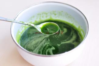 用原汁机榨的菠菜汁颜色更漂亮。