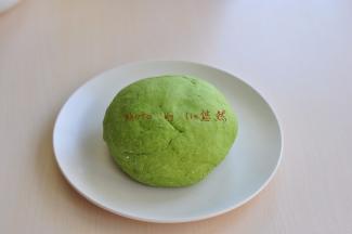 将190g菠菜汁和400g面粉和成面团，盖上湿布或保鲜膜饧十几分钟，中间可以再揉一揉，让面团更匀。