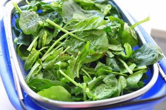 菠菜择洗干净，放清水里浸泡一会，让其充分吸满水分。