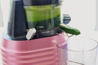 将出渣口的旋钮拧到硬果蔬，因为菠菜纤维太多，怕堵，所以选择硬果蔬，如果觉得水分不是很多，可以加入适量的水，并将出汁口关闭。