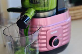 打开出汁口，菠菜汁就榨好了。