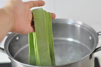 汤锅烧水，水开后下面条。