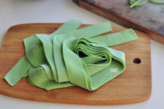 这个最宽的用来做油泼面，油泼面一定要选择宽面条才好吃。