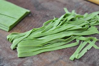 用擀面杖将已经擀好的面片折叠起来，切成自己喜欢的宽窄。