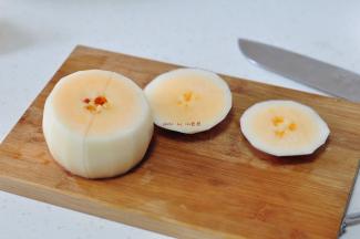 甜瓜用刮皮器刮去皮，两头切掉。