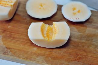 再对半切开，切片。