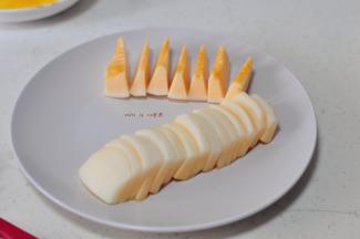 切好的片整齐的摆一边，再像切西瓜一样切成牙，摆在另一边。