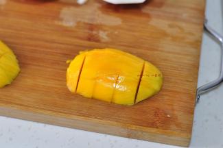 取半个芒果，切粒。