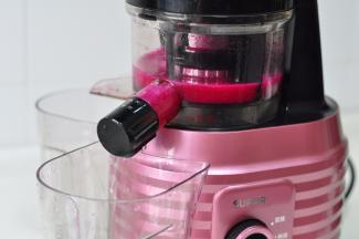 火龙果用原汁机榨汁，加一点点水。