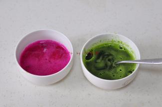 榨好的火龙果汁和菠菜汁。