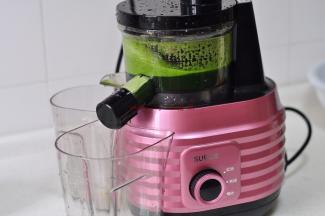 菠菜冲洗干净，在水里浸泡一会，捞出榨汁，如果还是比较干，也可以加一点点水。