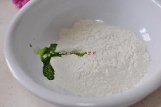 面粉分为两份，各150g，取火龙果汁和菠菜汁各70g，分开和面。