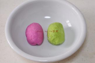 和好的面团盖上湿布，饧二十分钟。