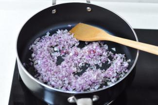 炒锅倒入橄榄油，下洋葱炒出香味。