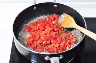 放西红柿炒，炒匀后就可以开小火熬了。