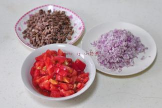卤牛肉、西红柿、洋葱都切丁。