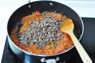 至西红柿全部变软，汤汁浓稠，放入切好的牛肉丁，撒上盐和少量黑胡椒，继续熬十分钟左右，出锅前再撒少量黑胡椒。