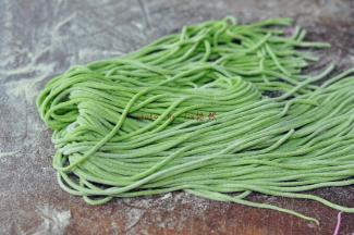 这是压好的菠菜汁面条。
彩色细面条，颜色漂亮吧？因为用的是天然色素，所以颜色不是很深。