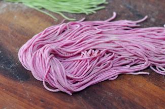 这是压好的火龙果汁面条。