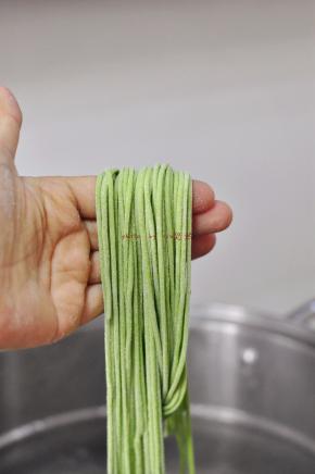 汤锅烧水煮开后，下入面条。