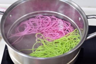 我是一锅煮的，颜色掉的不多，所以在锅里颜色也很漂亮。
煮好的面条，拌上刚才熬煮好的西红柿牛肉酱，就可以开吃啦！