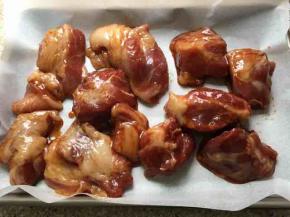 把腌制好的肉放入铺了油纸的烤盘上，放入预热好的烤箱，上下火200度烤50分钟，中途要记得翻面