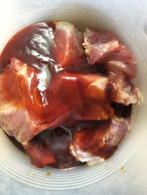 把猪前腿肉冼干净，切块，放入叉烧酱、蚝油、酱油