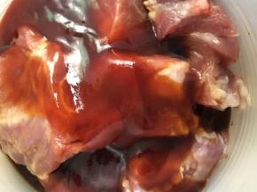 把猪前腿肉冼干净，切块，放入叉烧酱、蚝油、酱油