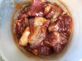 用手抓均匀，腌制4小时，天气热，可以放冰箱