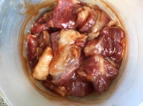 用手抓均匀，腌制4小时，天气热，可以放冰箱