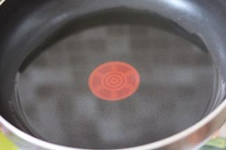 不粘锅倒入玉米油，开小火煮沸倒入过筛低粉。