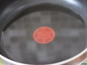 不粘锅倒入玉米油，开小火煮沸倒入过筛低粉。