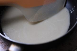 快速拌匀，倒入玻璃碗里。