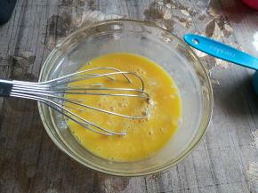 倒入牛奶，搅打均匀。