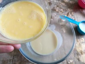 把打匀的蛋液分两次倒入面粉糊里，每次完全拌至完全吸收再加下一次。