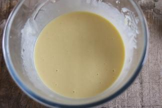 拌匀的蛋黄糊，放着备用。