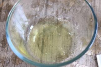 分离的三个蛋清放在无水无油的的玻璃盆，加入柠檬汁，用电动打蛋器中速打发，打发其间分三次加入40克细砂糖。