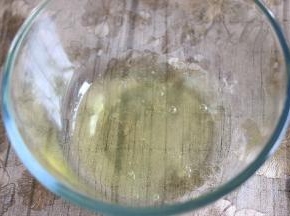 分离的三个蛋清放在无水无油的的玻璃盆，加入柠檬汁，用电动打蛋器中速打发，打发其间分三次加入40克细砂糖。