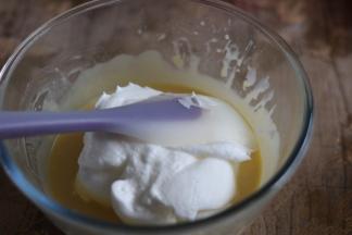 取三分之一蛋白加入蛋黄糊里，刮刀翻拌均匀。