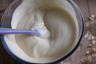 拌匀后，把蛋黄糊倒入蛋白盆里，翻拌均匀，拌匀后的蛋糕糊细腻光滑，无颗粒。