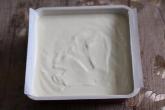 倒入八寸正方形模具，我铺了油纸方便脱模。