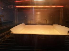 放入嫩烤箱底层120度，烘烤75分钟。普通烤箱提前预热150度，采用水浴法烘烤50分钟左右。