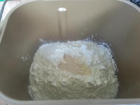 食材内除白芝麻、蛋液外，按照鸡蛋、盐、糖（盐和糖对角放）、高筋粉、黄油、酵母的顺序放入面包桶。启动面包机发面功能。（没有面包机可以手揉）