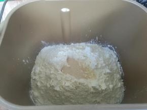 食材内除白芝麻、蛋液外，按照鸡蛋、盐、糖（盐和糖对角放）、高筋粉、黄油、酵母的顺序放入面包桶。启动面包机发面功能。（没有面包机可以手揉）