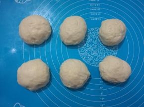 面团取出按压排气，均分成6个小面团。